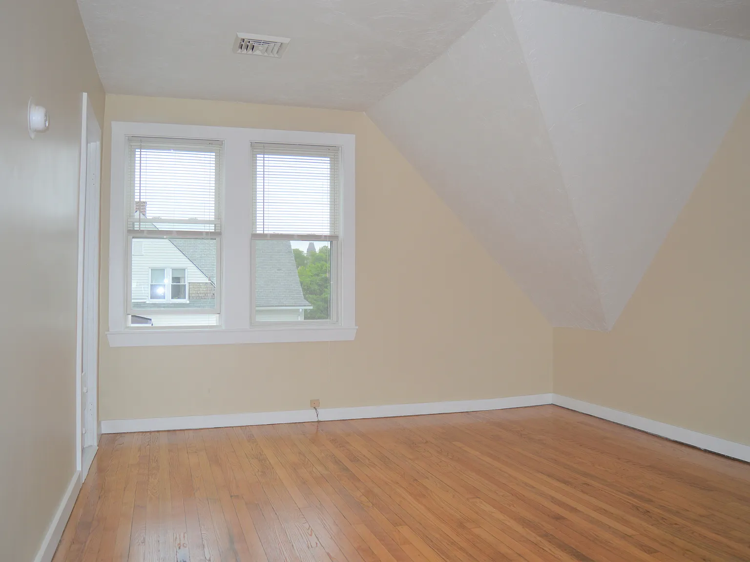 4 bed, 1100 sqft, $3,140 — Photo 2