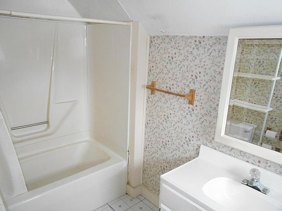 5th image of 1028 Wicker St