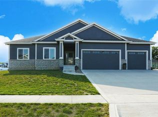 612 Lost Lake Dr, Polk City, IA 50226