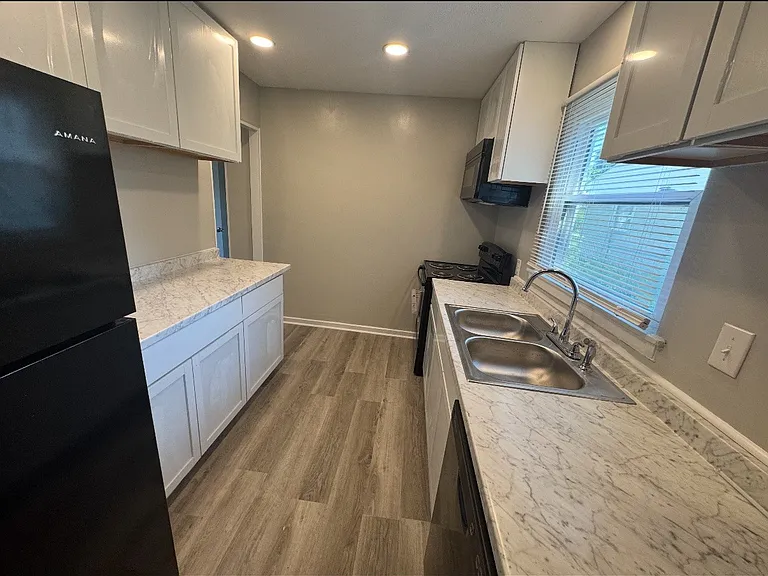 2155 N Catherwood Ave — Photo 2