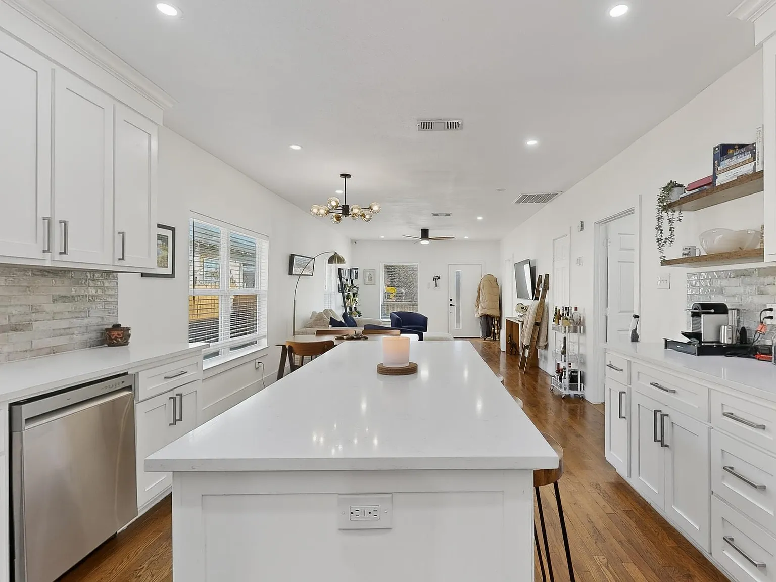 2 bed, 2.5 bath, 1355 sqft, $2,800 — Photo 3