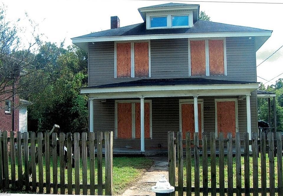 1st image of 800 Douglas St