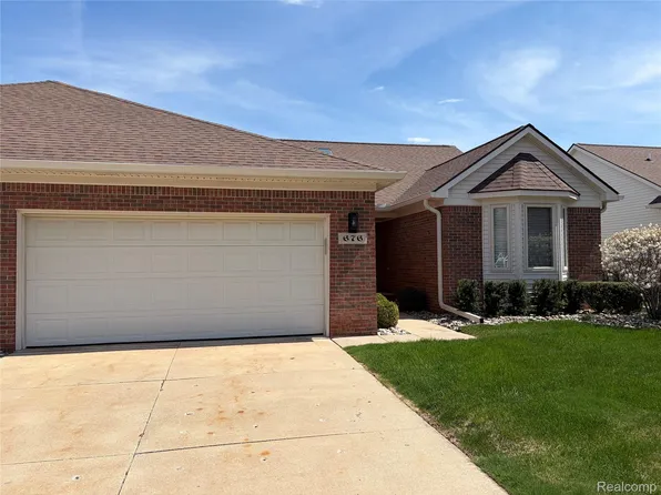 676 Snowbird Cir W, Saint Clair, MI 48079