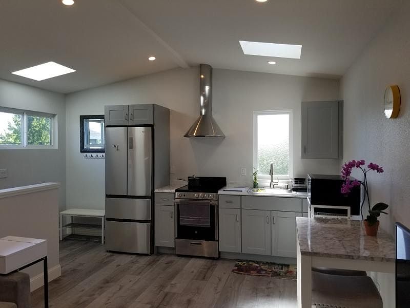 1st image of 333 Pineview Dr