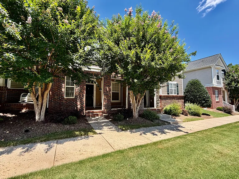 121 Walnut Cove Dr #D — Photo 2