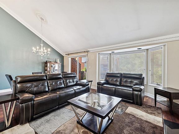 2nd image of 4454 Lindell Blvd APT 24