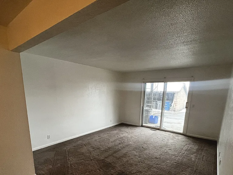 5560 Cresthaven Ln #B — Photo 7