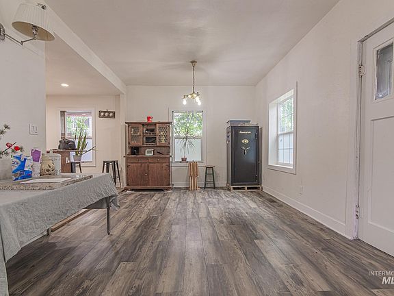 4th image of 806 9th Ave