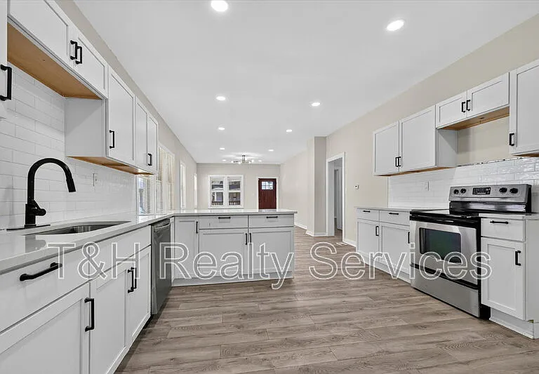 320 W 39th St — Photo 11