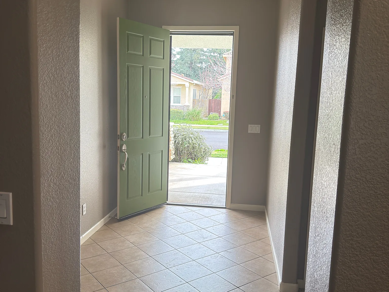 4 bed, 1907 sqft, $2,800 — Photo 3