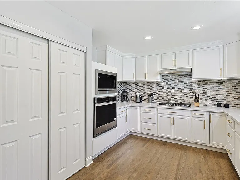 3608 Courtdale Dr — Photo 8