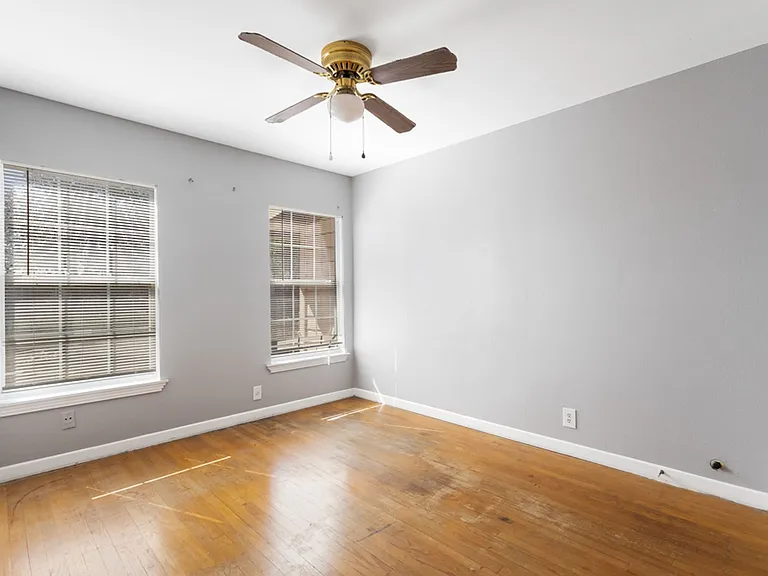 210 Dryden — Photo 12