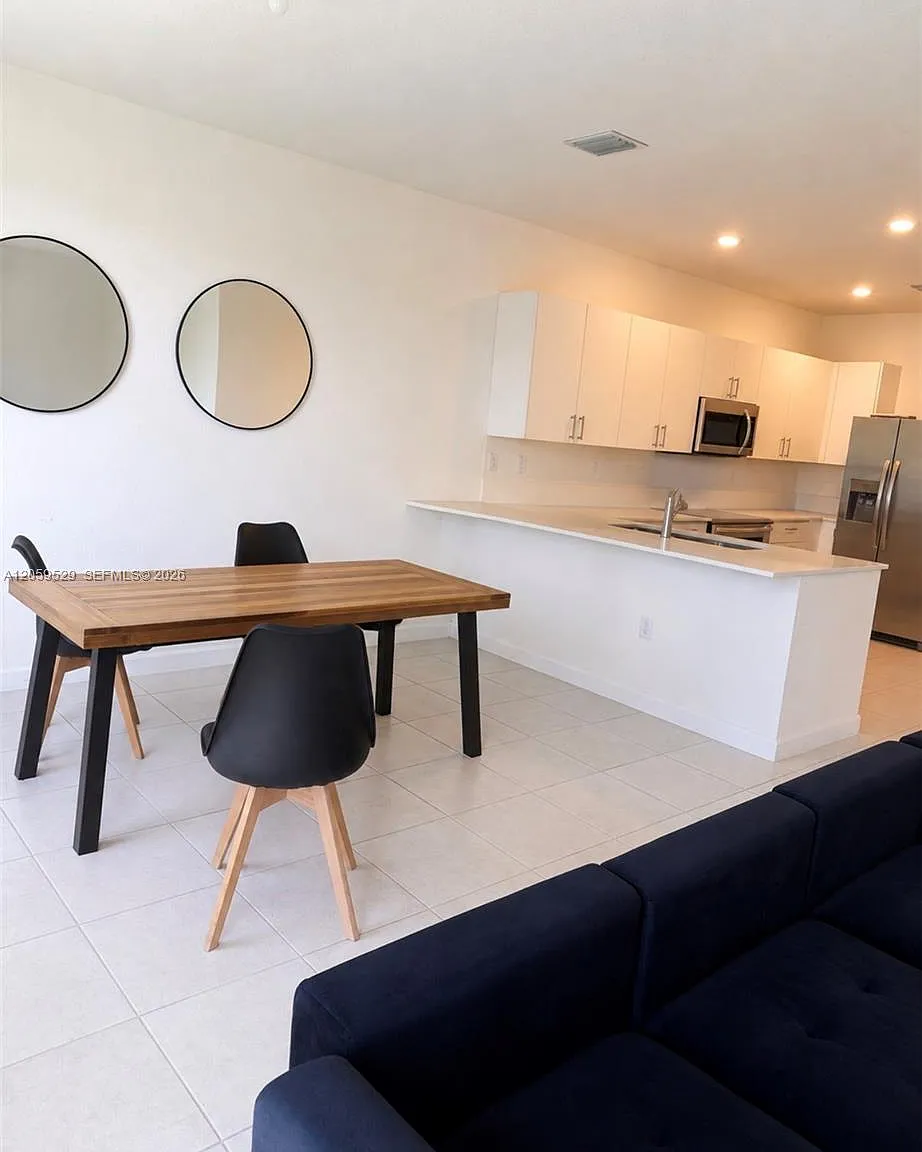 4 bed, 2.5 bath, 1807 sqft, $3,000 — Photo 3