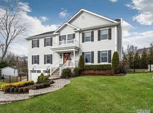 7 Catalina Ct, Huntington, NY 11743