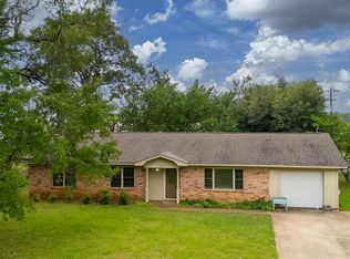 202 Crest Dr, Palestine, TX 75801