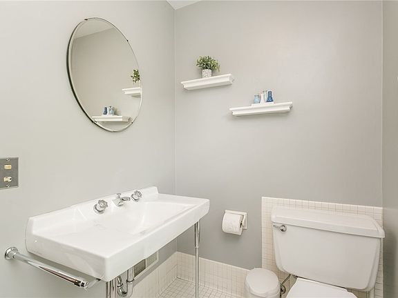4th image of 2095 Highland Ave
