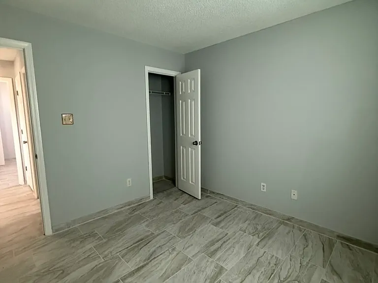 213 Kentshire Ln — Photo 5