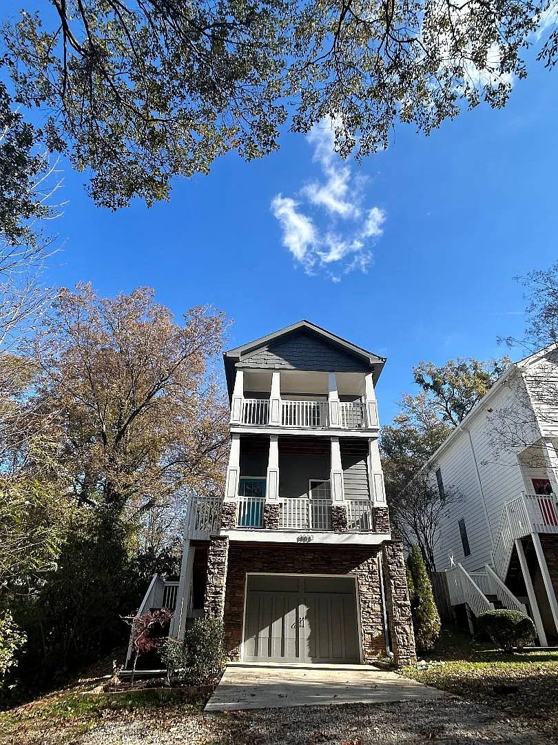3 bed, 2.5 bath, 2160 sqft, $3,300 — Photo 2