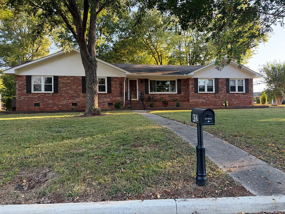 412 Hillmont Dr NW