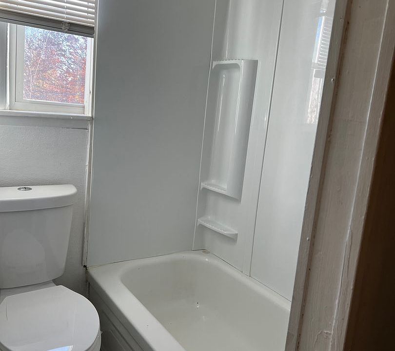 2nd image of 253 S Ann St Floor 1