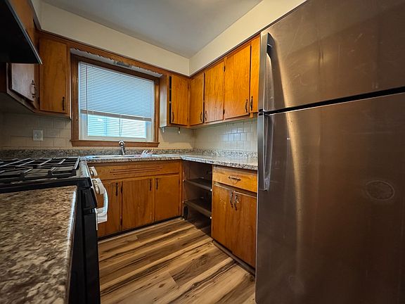 5th image of 631 Walnut St