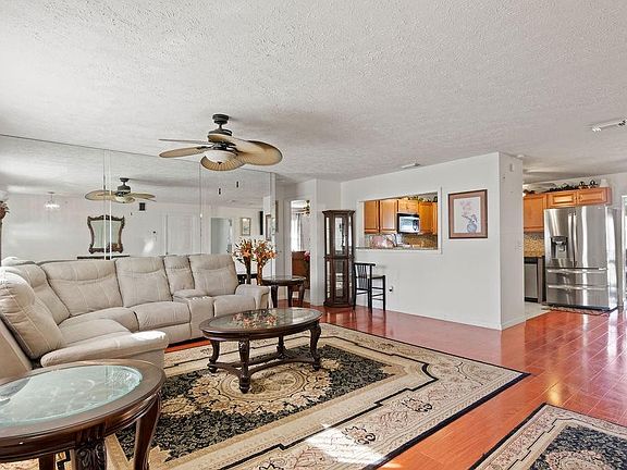 4th image of 629 SW Lakehurst Drive