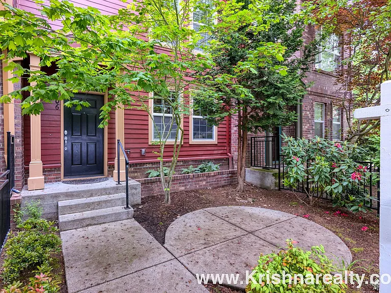 6006 NE Maidstone St — Photo 2