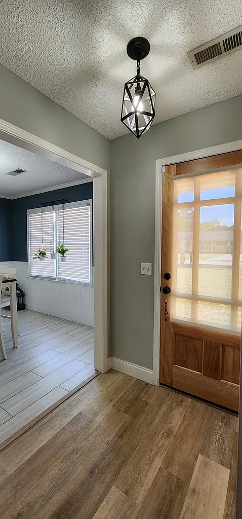 3 bed, 2.0 bath, 1580 sqft, $1,900 — Photo 2