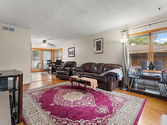 4th image of 228 E Division St
