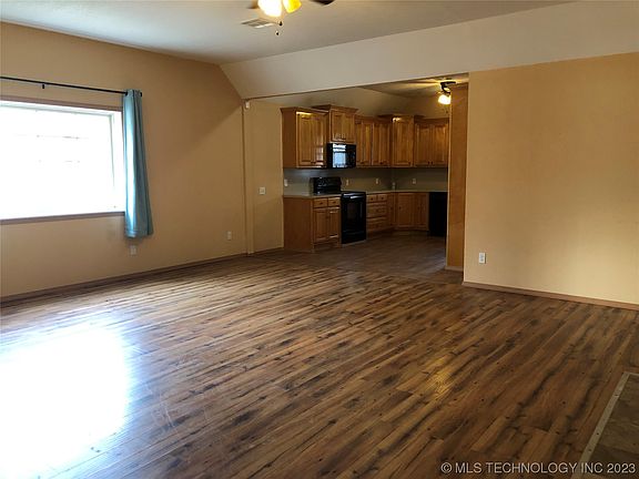 3rd image of 12076 Whitehouse Dr