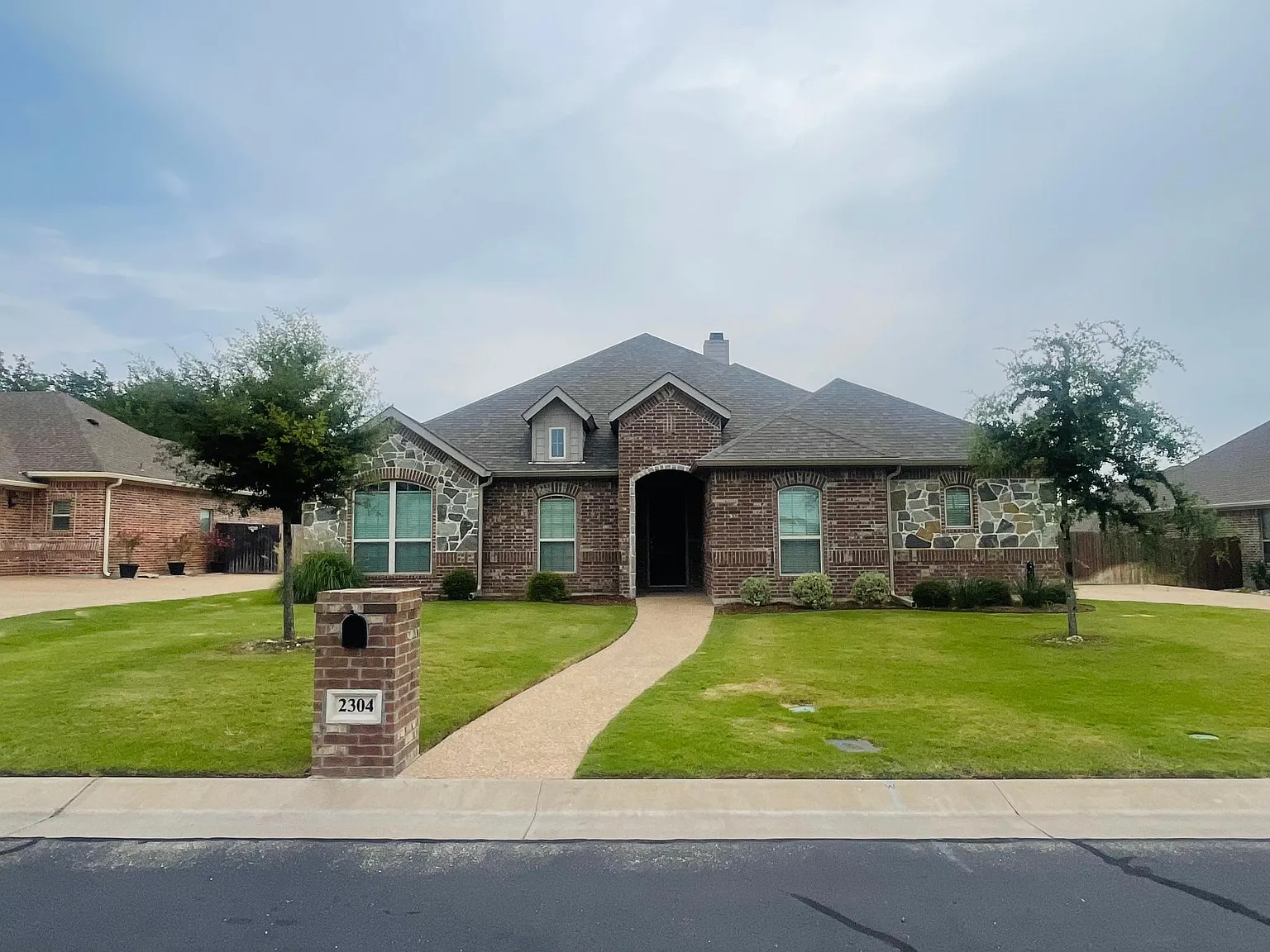 4 bed, 2342 sqft, $2,800 — Photo 1