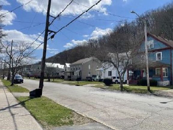 Exterior Neighborhood (street photo)