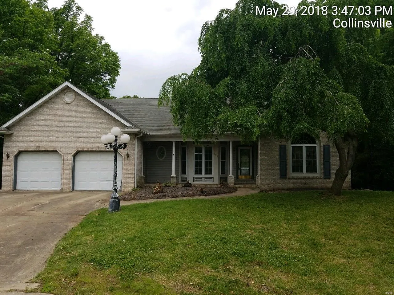 998 Hickory Point photo 1