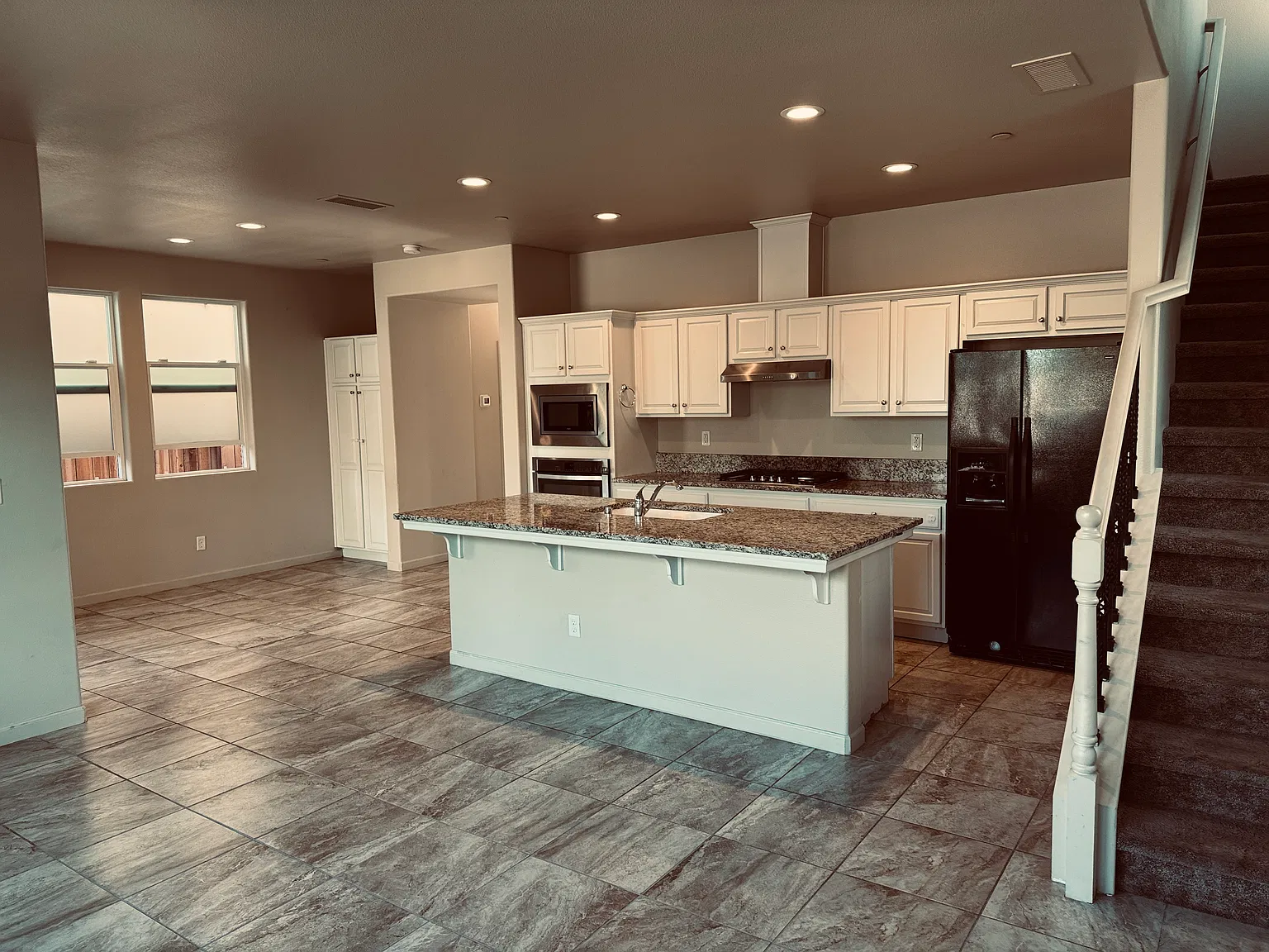 3 bed, 1579 sqft, $2,300 — Photo 2