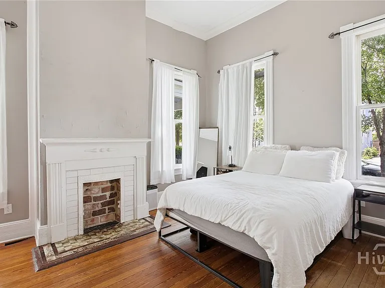 2308 Barnard St — Photo 12
