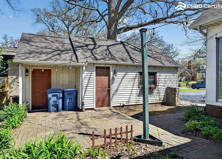 Garage & shed w/ garbage & recycling bins