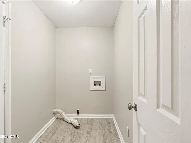 1910 Neptune Dr — Photo 12