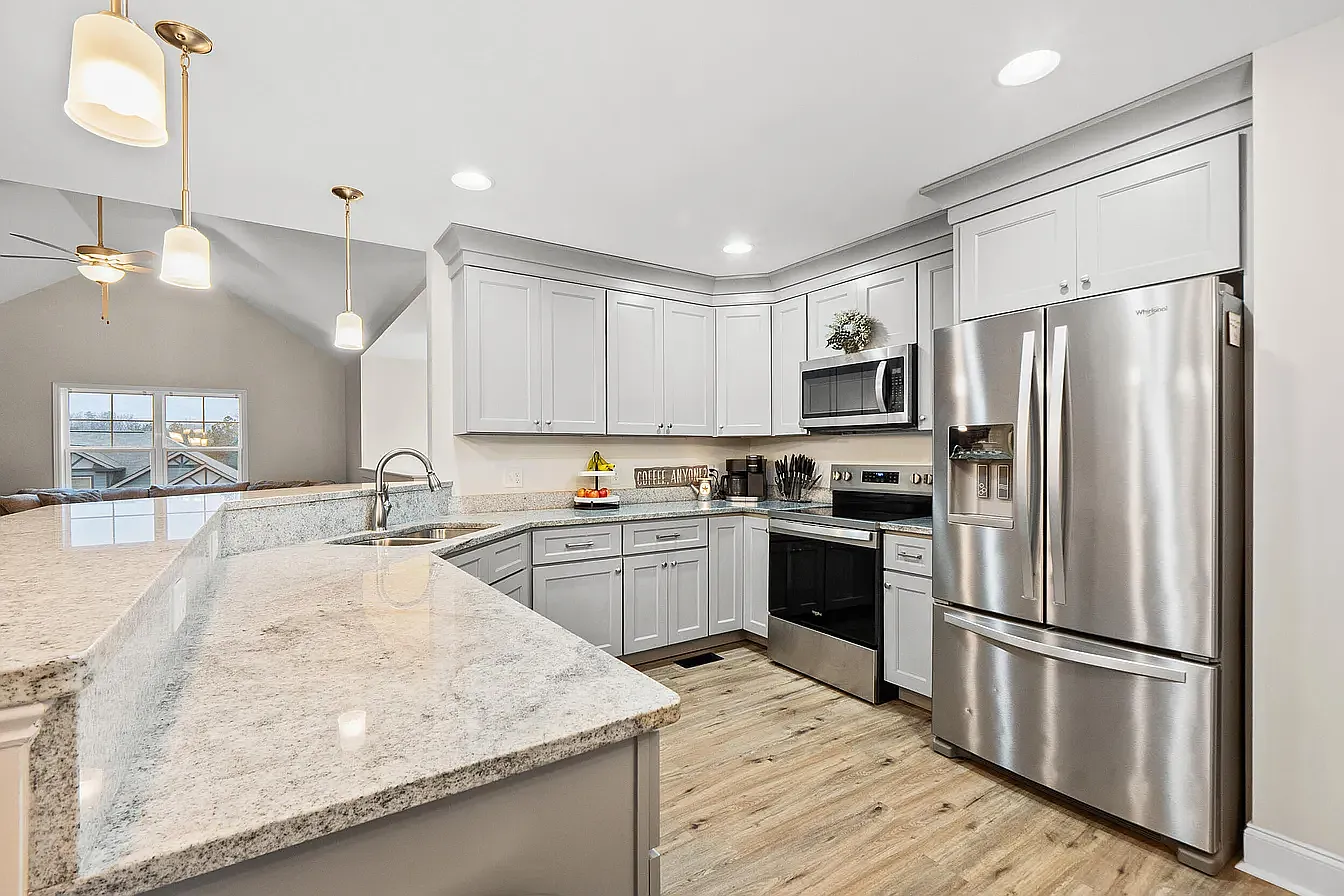 3 bed, 2.5 bath, 2368 sqft, $2,600 — Photo 2