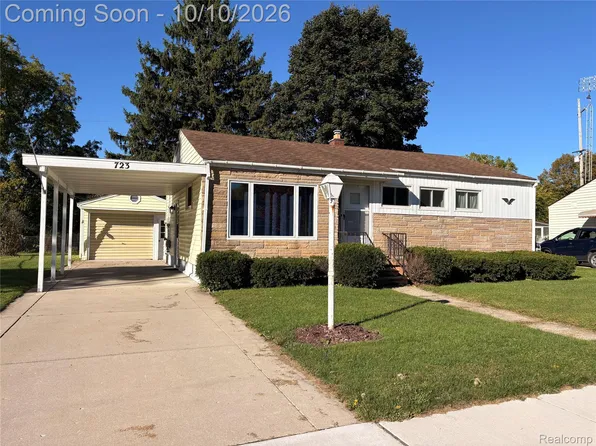 723 Woodbine Dr, Fenton, MI 48430