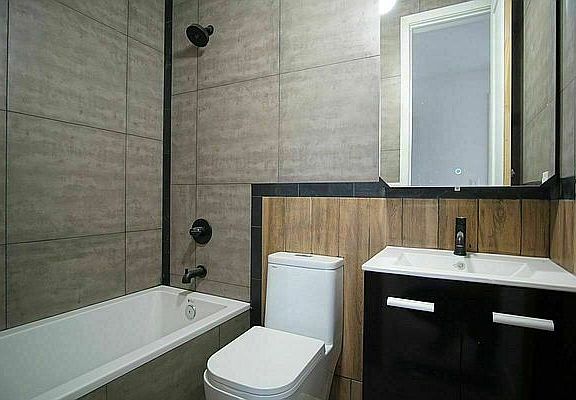 5th image of 370 Evergreen Ave #2C