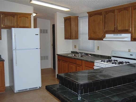 3rd image of 5998 Castlemont Ave