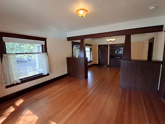 4th image of 734 9th Ave SW