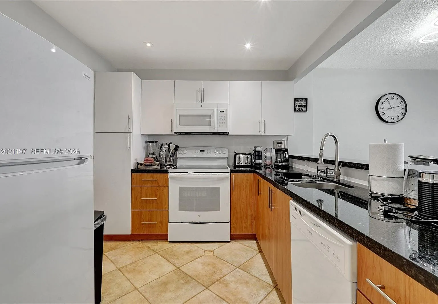Sea Air Towers Condo — Photo 4