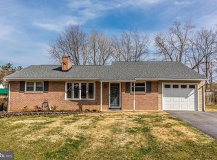 18630 Crestwood Dr, Hagerstown, MD 21742