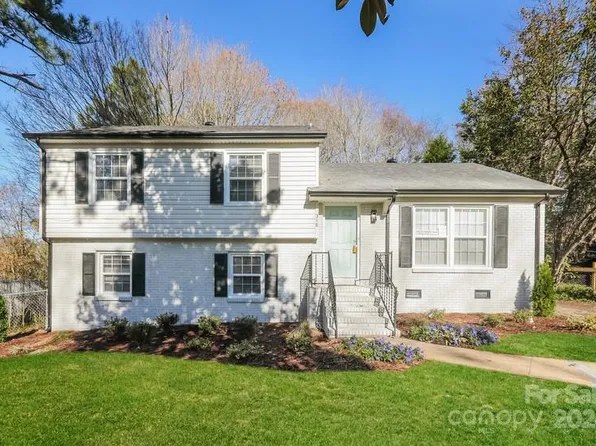 318 Huntsmoor Dr, Charlotte, NC 28217