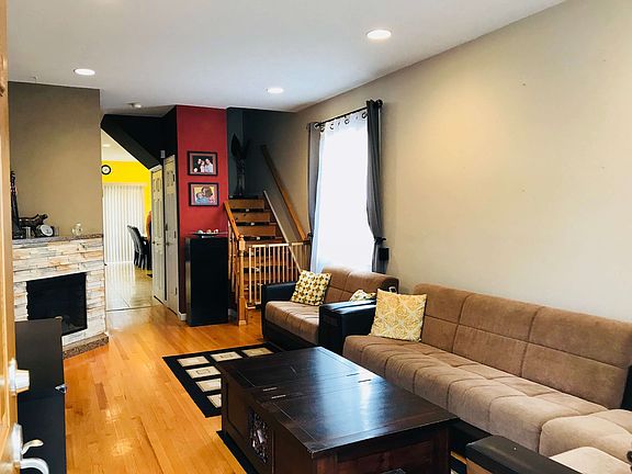 3rd image of 321 Colony Ave