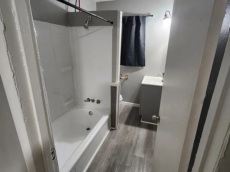 1424 Bancroft St — Photo 13