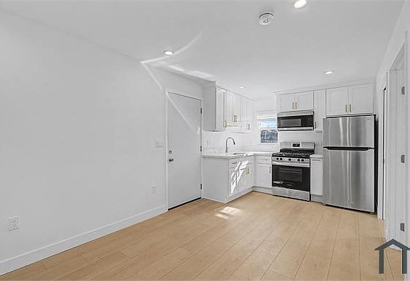 4th image of 4807 1/2 S Saint Andrews Pl