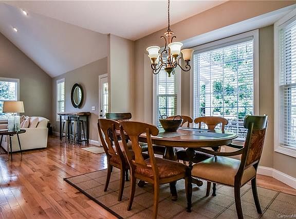 5th image of 118 Twin Courts Dr