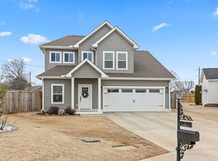 3 Fieldcrest Ct, Muscle Shoals, AL 35661